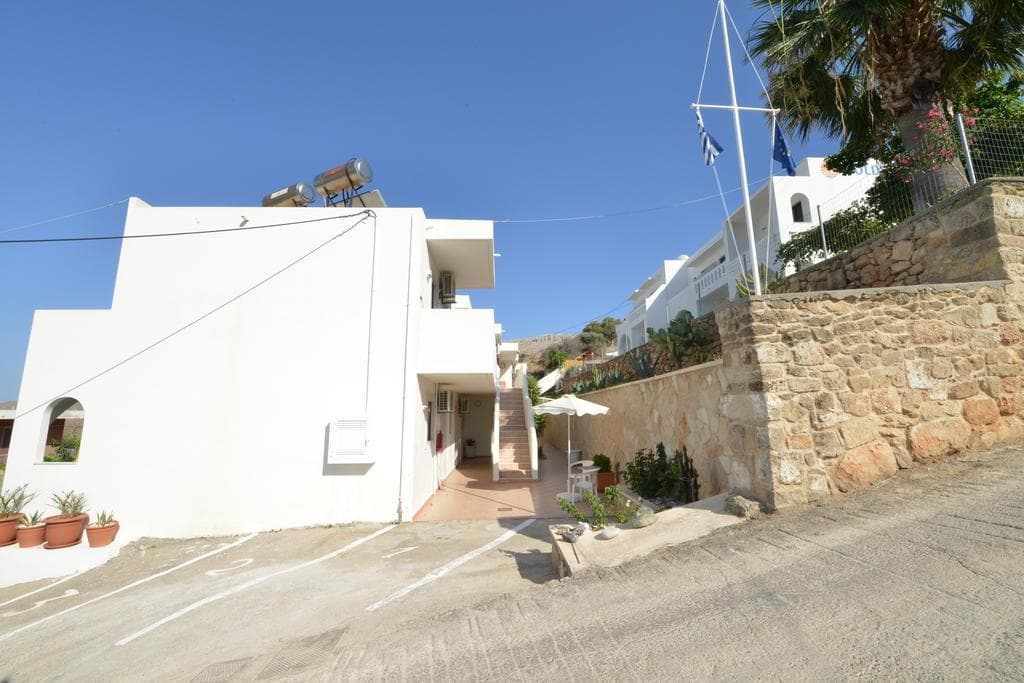 Flight + Stay at Golden View Studios image 13