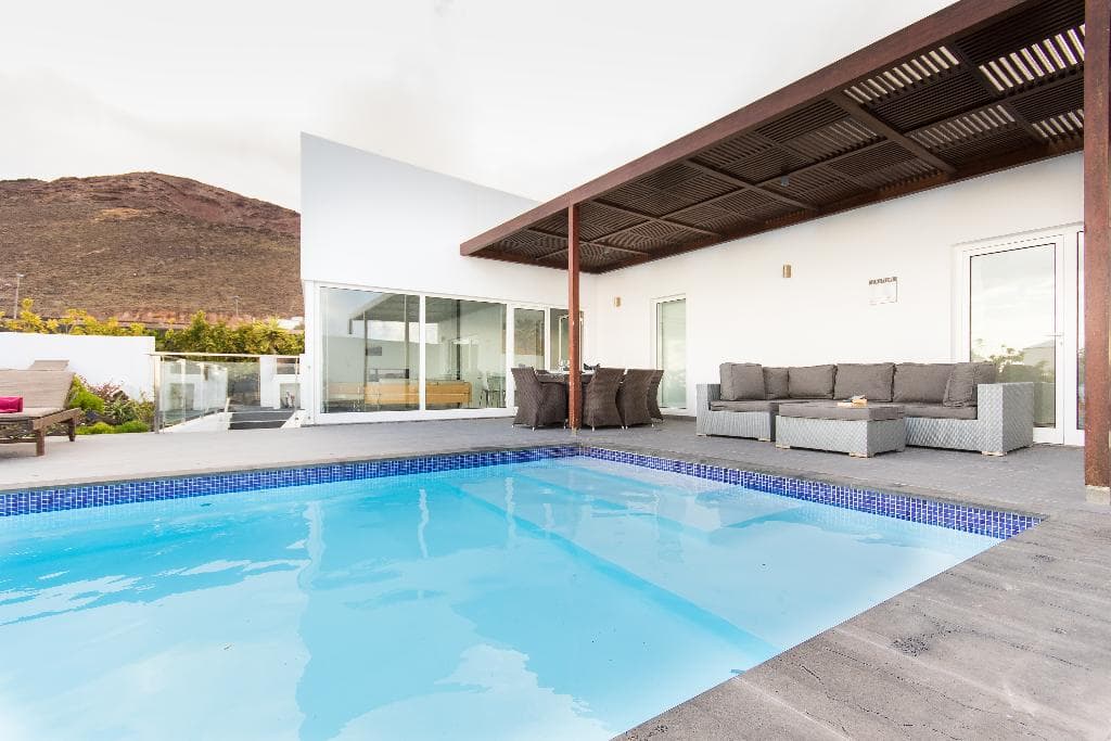 Stay at Ereza Hoopoe Villas